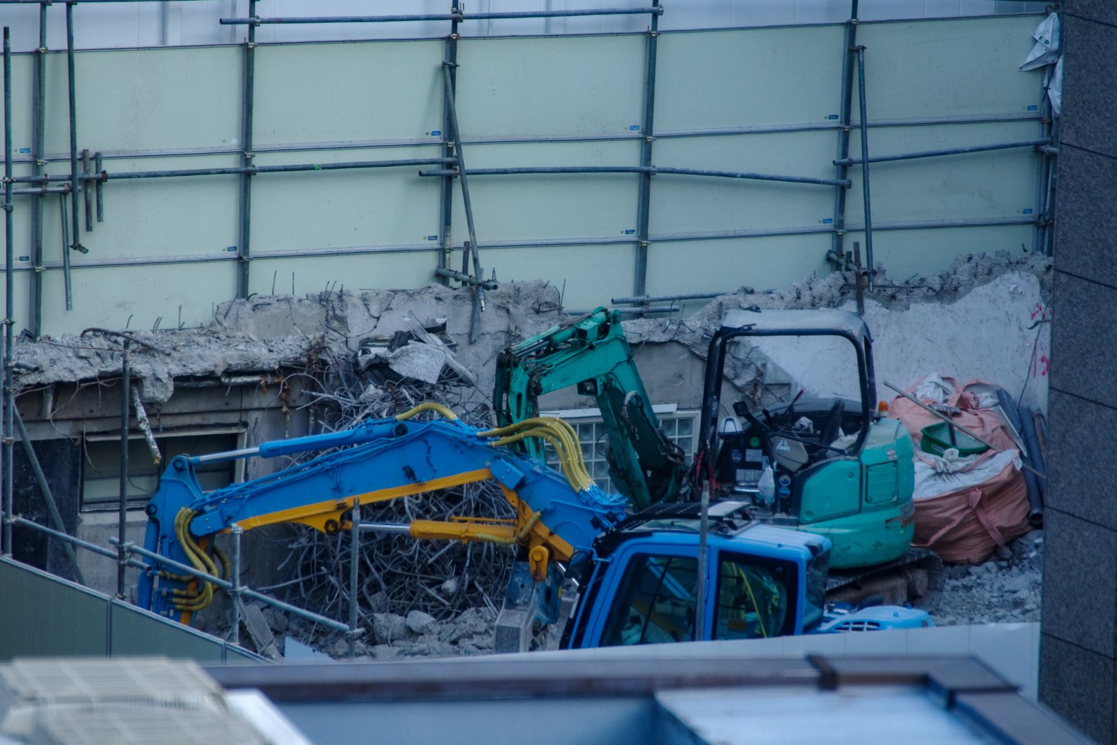 Bagger beim Gebäude­abbruch in Bayern